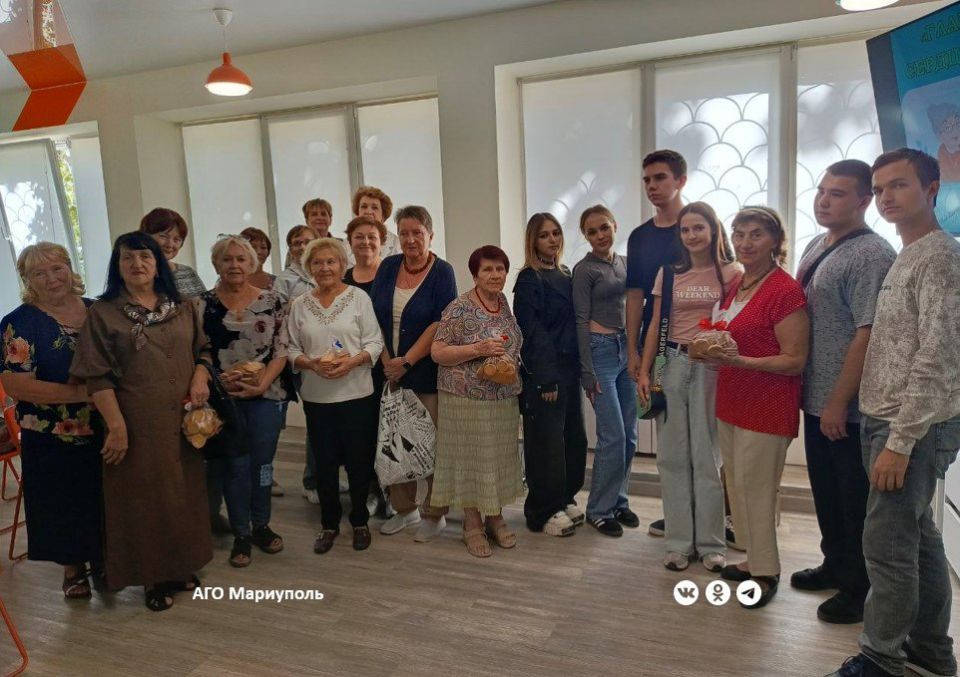 Пожилым мариупольцам организовали праздничный концерт