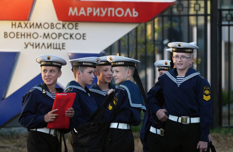 Андреевский флаг и материнские слезы: У мариупольских нахимовцев долгожданные первые увольнительные Андреевский флаг и материнские слезы: У мариупольских нахимовцев долгожданные первые увольнительные