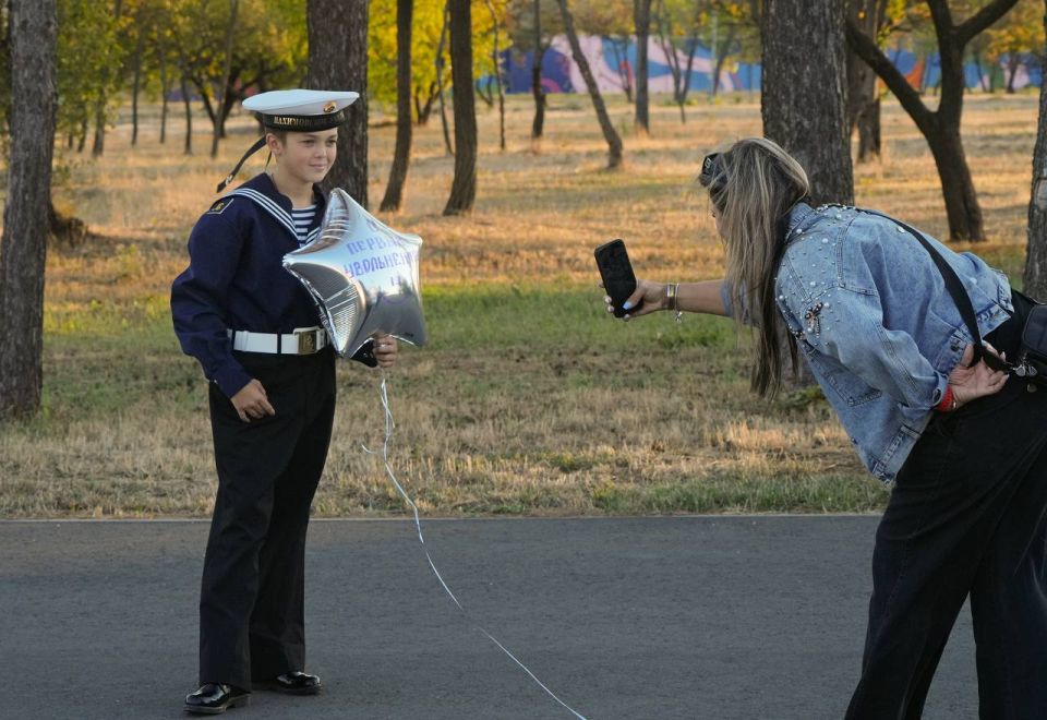 Андреевский флаг и материнские слезы: У мариупольских нахимовцев долгожданные первые увольнительные Андреевский флаг и материнские слезы: У мариупольских нахимовцев долгожданные первые увольнительные