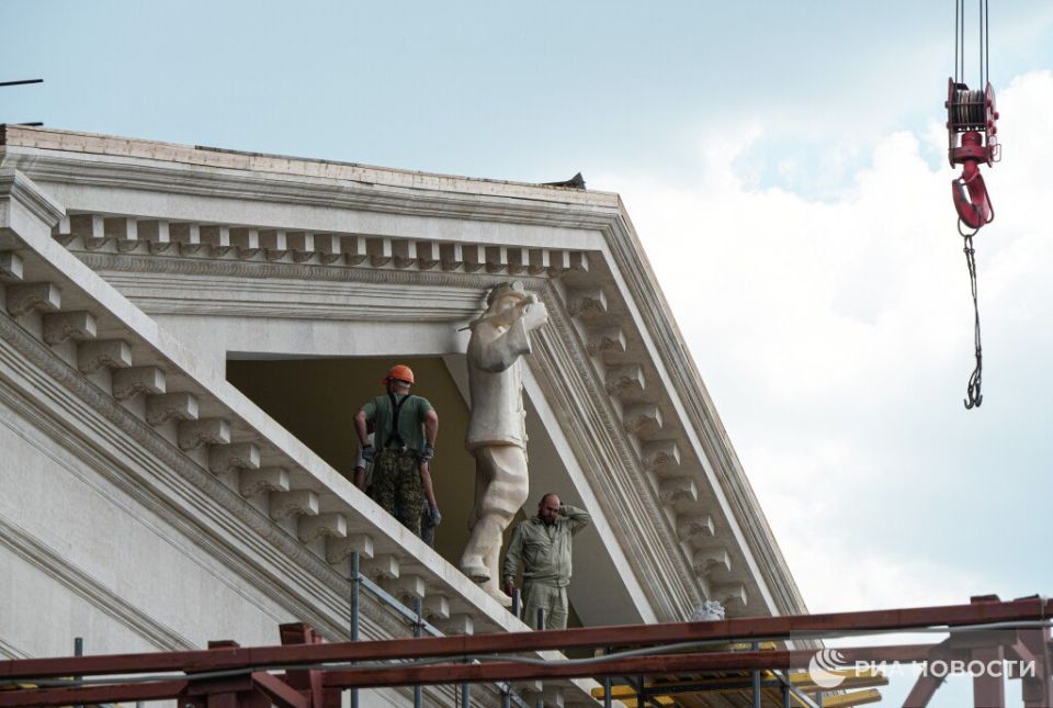 Драматический театр Мариуполя откроется в декабре, рассказал РИА Новости мэр города Антон Кольцов