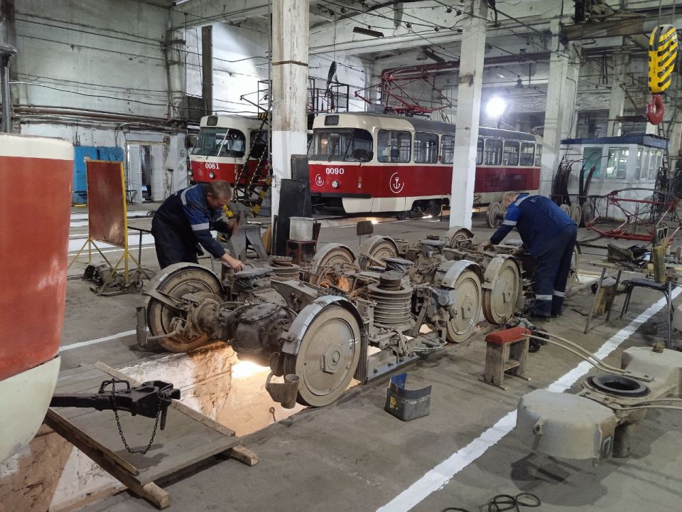 Мариупольтранс: Специалисты трамвайного депо МУП «МАРИУПОЛЬТРАНС» проводят технический осмотр состояния ответственных узлов трамвайных вагонов