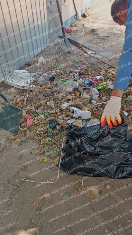 Сотрудники Управы Жовтневого внутригородского района провели субботник