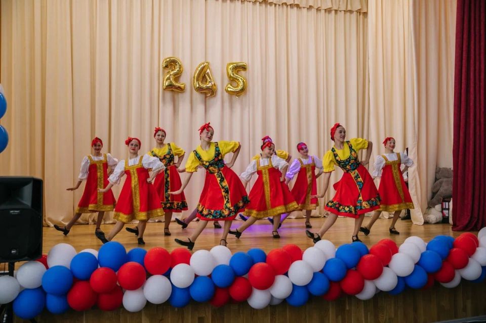 Руководитель Представительства Санкт-Петербурга в Мариуполе Олег Моргун поздравил жителей поселка Старый Крым с 245-летним юбилеем Руководитель Представительства Санкт-Петербурга в Мариуполе Олег Моргун поздравил жителей поселка Старый Крым с 245-летним юбилеем