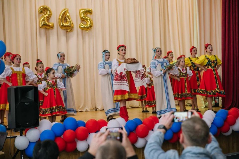 Руководитель Представительства Санкт-Петербурга в Мариуполе Олег Моргун поздравил жителей поселка Старый Крым с 245-летним юбилеем Руководитель Представительства Санкт-Петербурга в Мариуполе Олег Моргун поздравил жителей поселка Старый Крым с 245-летним юбилеем