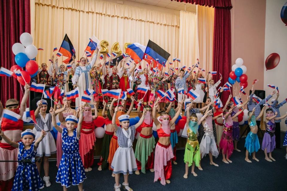 Руководитель Представительства Санкт-Петербурга в Мариуполе Олег Моргун поздравил жителей поселка Старый Крым с 245-летним юбилеем Руководитель Представительства Санкт-Петербурга в Мариуполе Олег Моргун поздравил жителей поселка Старый Крым с 245-летним юбилеем