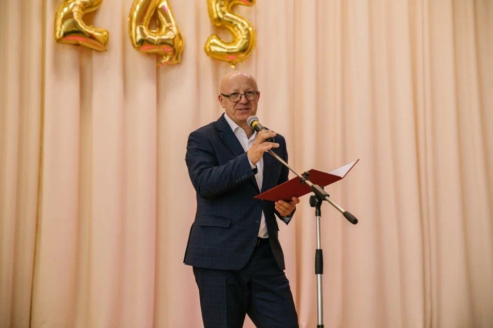 Руководитель Представительства Санкт-Петербурга в Мариуполе Олег Моргун поздравил жителей поселка Старый Крым с 245-летним юбилеем