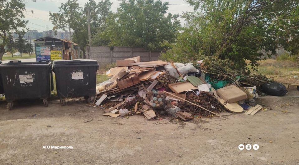 Мариупольские коммунальщики освободили территории левобережья от 100 кубометров мусора