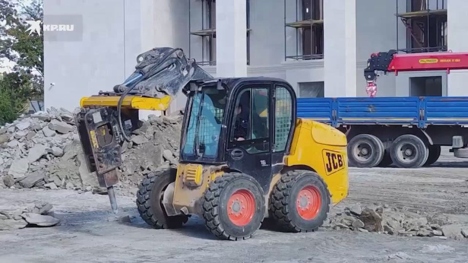 Как только завершились работы по восстановлению фасада драмтеатра в Мариуполе, строители приступили к преображению площади перед ним