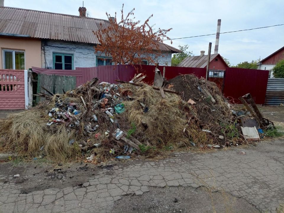 Санкт-Петербург помогает делать чище дворы и улицы Ильичевского района города Мариуполь Санкт-Петербург помогает делать чище дворы и улицы Ильичевского района города Мариуполь