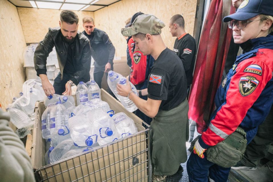 Антон Кольцов: Донские казаки вместе с предпринимателями Астраханской области передали мариупольцам 25 тонн бутилированной воды