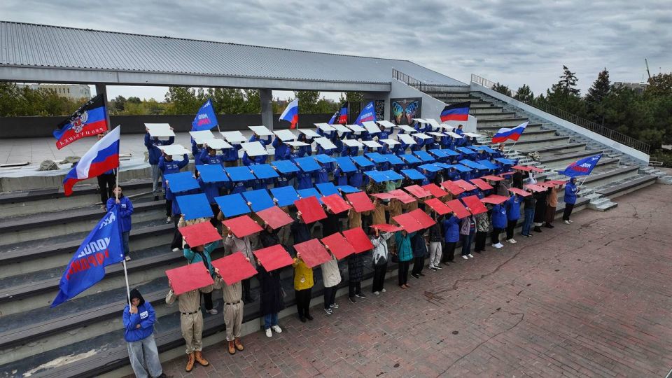 Активисты «Молодой Гвардии» и «Движения Первых» отметили День воссоединения с РФ созданием мозаичного флага России и ДНР в центре Мариуполя
