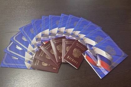 Мариупольские подростки получили паспорта РФ накануне Дня воссоединения