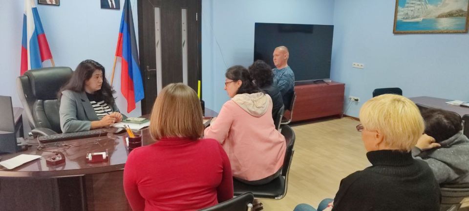 Исполняющий обязанности руководителя Управы Приморского внутригородского района города Мариуполь Елена Пантелеевна Голяка провела встречу с жителями, на которой были рассмотрены следующие вопросы: