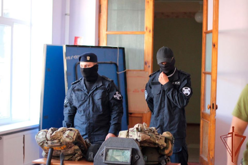 Сотрудники Росгвардии провели занятие для молодежи в ДНР