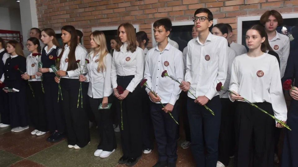 В гимназии №122 Донецка открыли «Парты Героя» в память о павших защитниках Донбасса