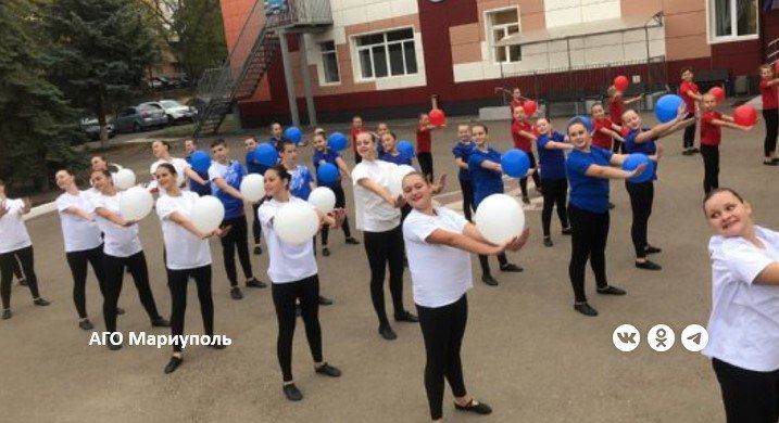 Юные таланты Мариуполя провели флешмоб ко Дню воссоединения с Россией