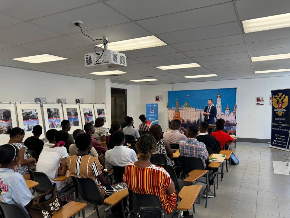 30 сентября в Международном университете менеджмента г. Виндхука состоялось торжественное открытие фотовыставки «Мариуполь 2022 - 2025», приуроченной ко Дню воссоединения России и ДНР, ЛНР, Запорожской и Херсонской областей