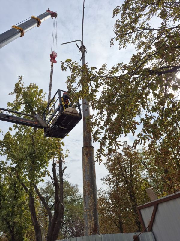 Мариупольтранс: Сотрудниками службы энергохозяйства МУП "МАРИУПОЛЬТРАНС" выполнены работы по демонтажу двух аварийных опор контактной сети на Театральной площади в рамках программы по благоустройству территории перед...