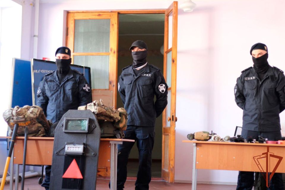 Сотрудники Росгвардии провели занятие для молодежи в ДНР Сотрудники Росгвардии провели занятие для молодежи в ДНР