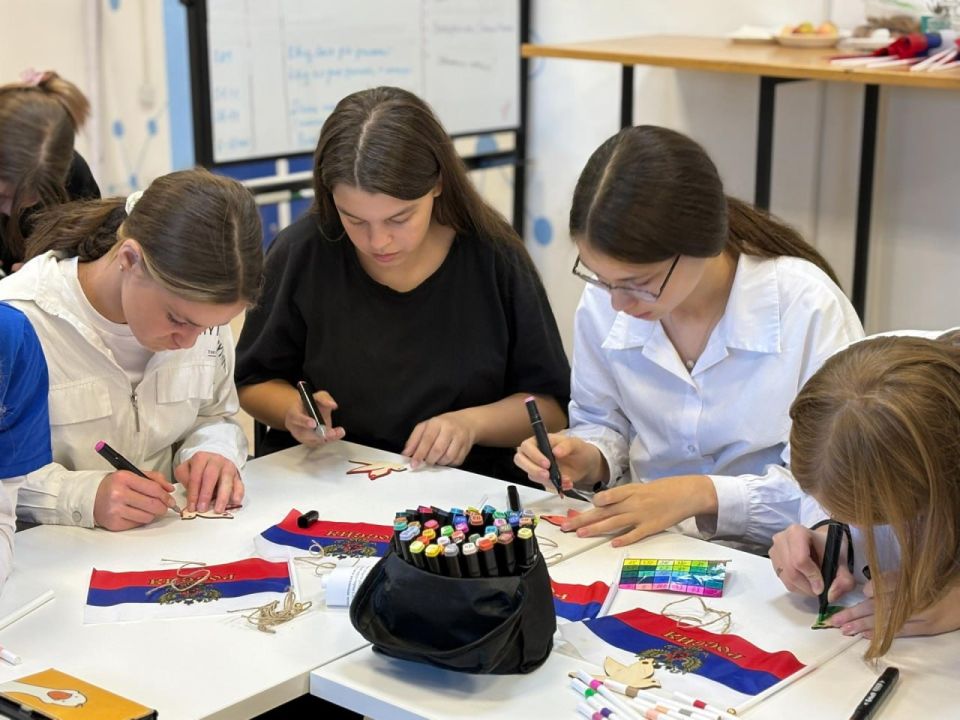 Школьников Сясьстроя и Мариуполя объединил телемост в честь Дня воссоединения Школьников Сясьстроя и Мариуполя объединил телемост в честь Дня воссоединения