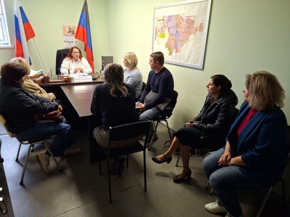 Сегодня состоялась встреча первого заместителя руководителя Управы Ильичевского внутригородского района города Мариуполь Соломиной Татьяны с жителями дома №16 по улице Покрышкина
