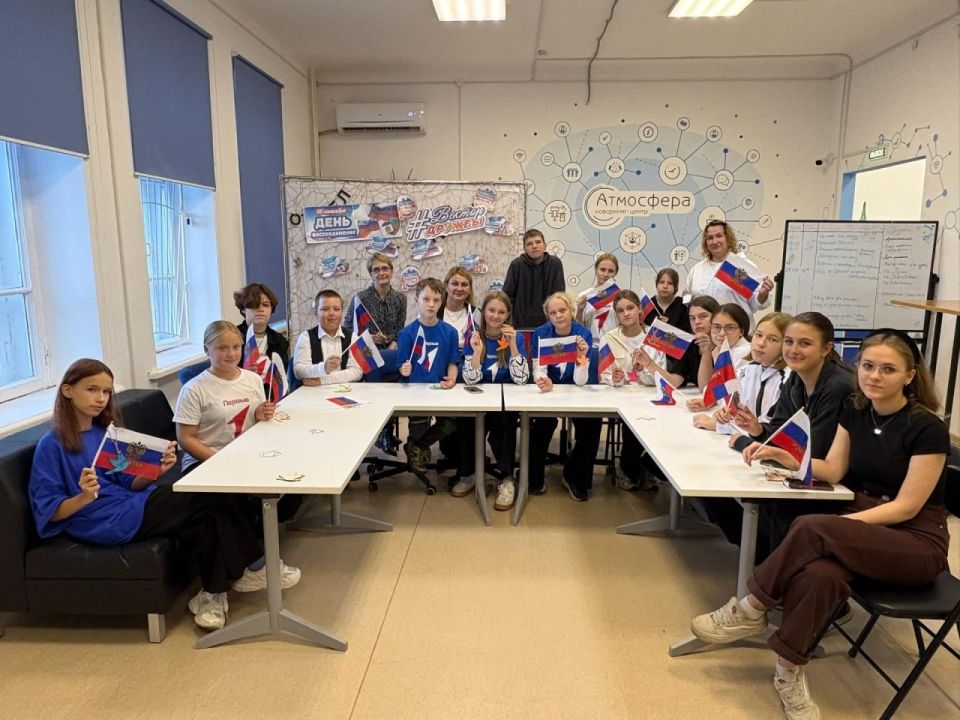 Школьников Сясьстроя и Мариуполя объединил телемост в честь Дня воссоединения Школьников Сясьстроя и Мариуполя объединил телемост в честь Дня воссоединения