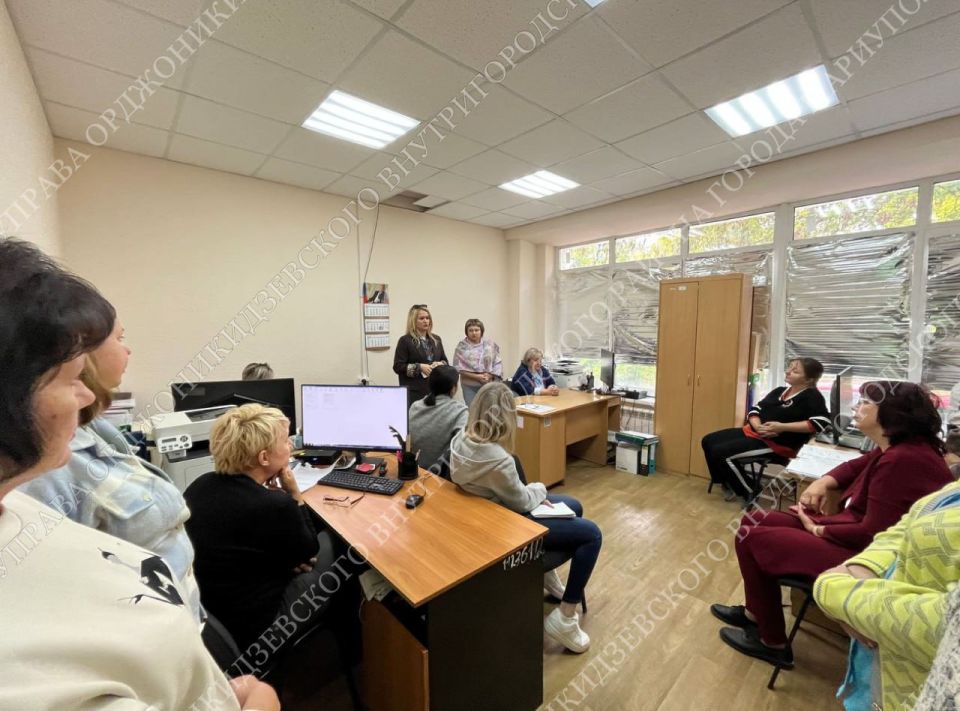 Ю.Н. Смирнова провела встречу с трудовым коллективом клиентской службы в Орджоникидзевском районе Отделения СФР по ДНР