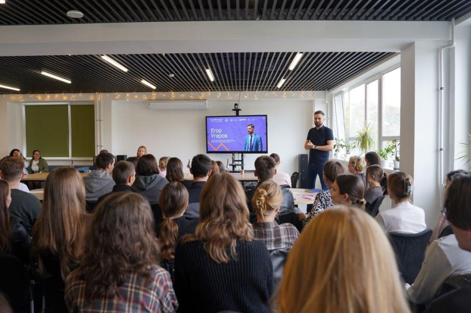 Замруководителя администрации губернатора Астраханской области обсудил перспективы госслужбы с молодежью Мариуполя