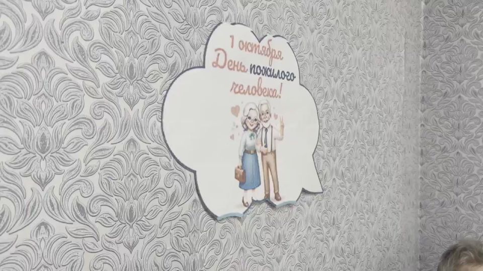 Сотрудники ГУФССП России по Донецкой Народной Республике поздравили мариупольцев с Международным днем пожилых людей