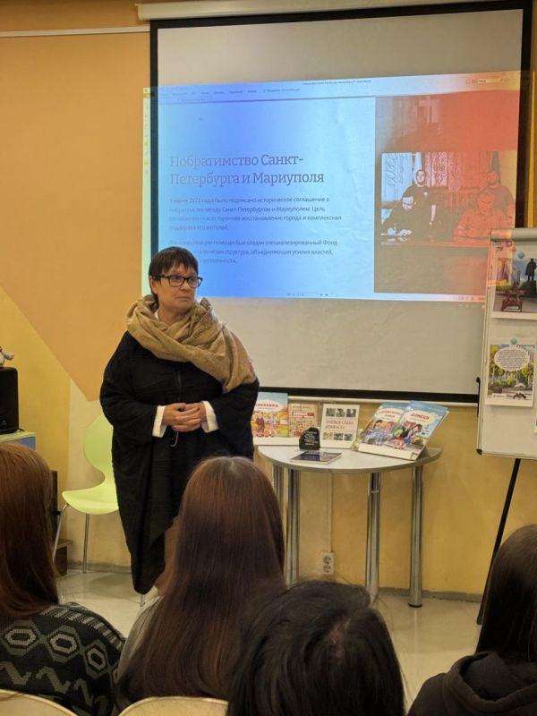 Работники культуры Мариуполя и Санкт-Петербурга вместе отметили День воссоединения с Россией Работники культуры Мариуполя и Санкт-Петербурга вместе отметили День воссоединения с Россией