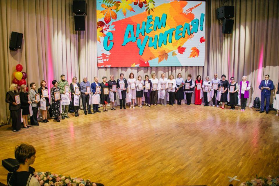 Антон Кольцов: К профессиональному празднику отметили педагогов Мариуполя заслуженными благодарностями Администрации городского округа