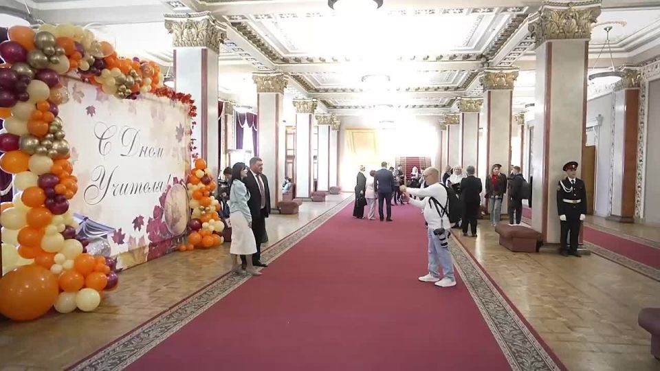 Денис Пушилин: 50 лучших педагогов Республики получили премии за достижения в преподавательской и воспитательной деятельности