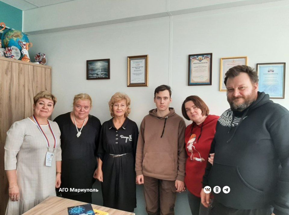 Москвичи пополнили книжный фонд мариупольской школы № 41