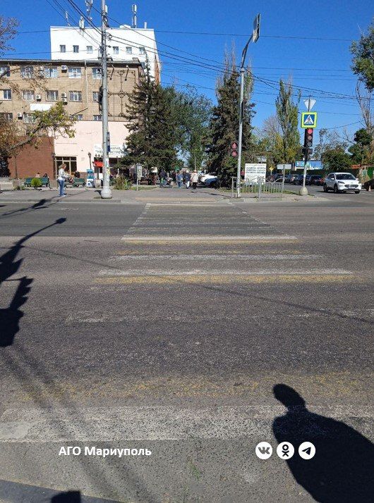 В Мариуполе дорожники продолжают обновлять разметку