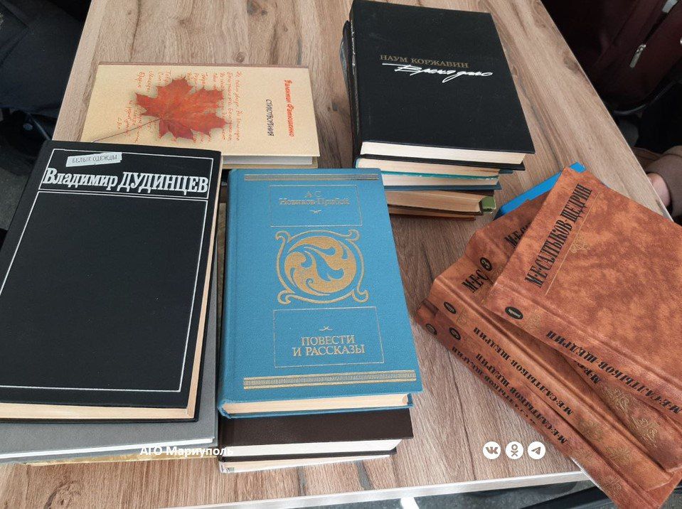 Москвичи пополнили книжный фонд мариупольской школы № 41 Москвичи пополнили книжный фонд мариупольской школы № 41