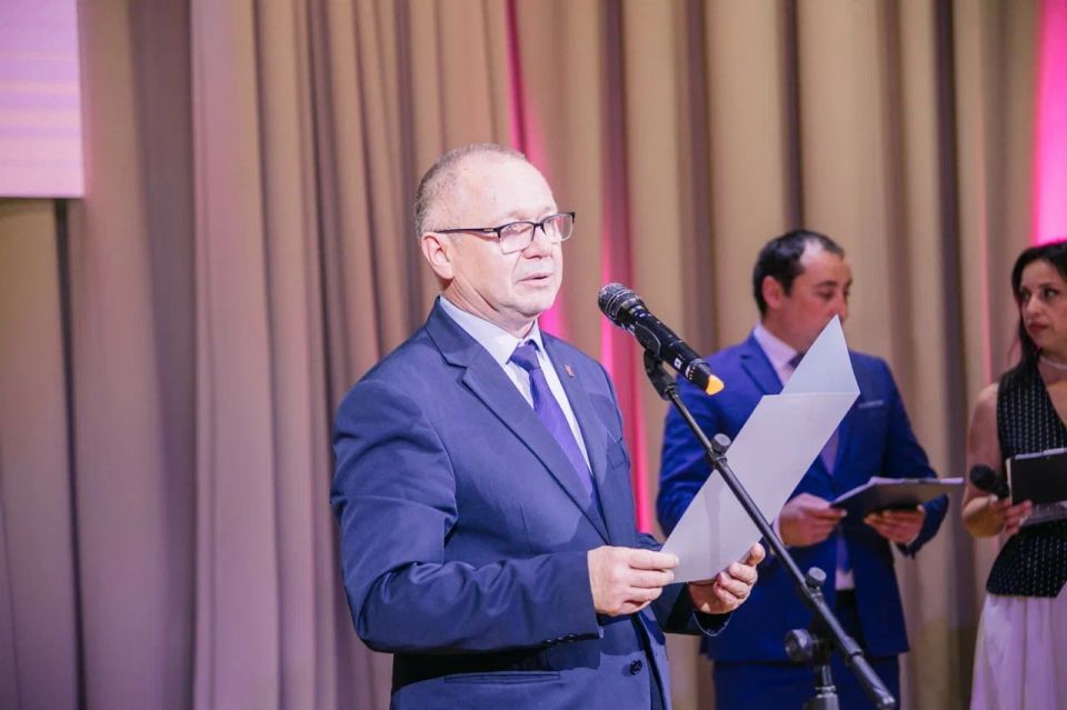 С профессиональным праздником педагогический состав города Мариуполя поздравили Губернатор Санкт-Петербурга Александр Дмитриевич Беглов и Председатель Законодательного Собрания Александр Николаевич Бельский С профессиональным праздником педагогический состав города Мариуполя поздравили Губернатор Санкт-Петербурга Александр Дмитриевич Беглов и Председатель Законодательного Собрания Александр Николаевич Бельский