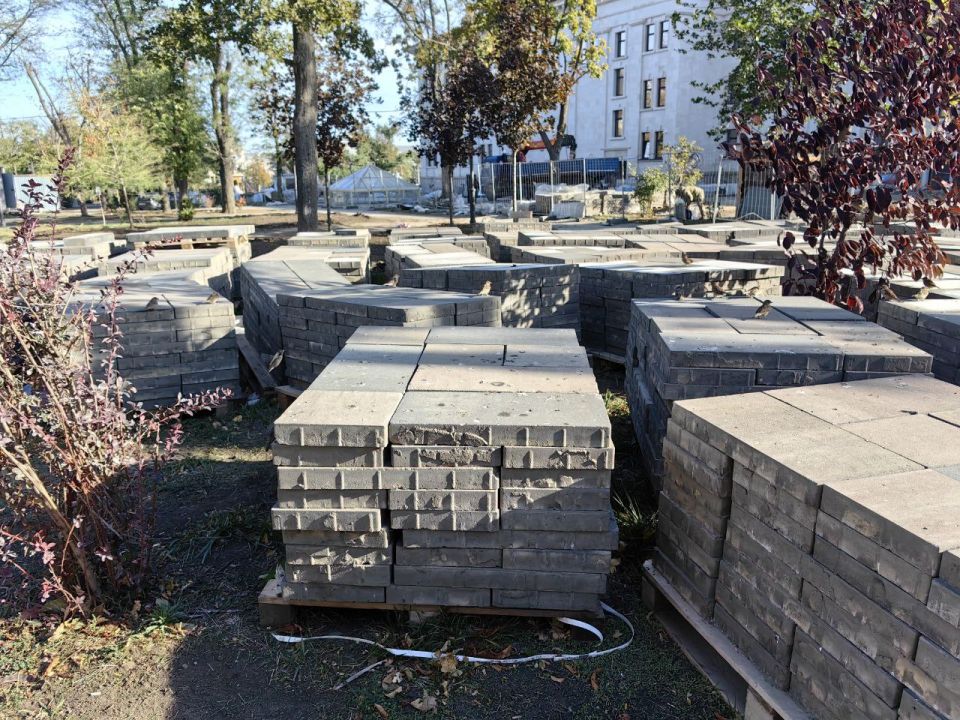 Плиты для мощения Театральной площади уже ждут свой черёд на стройплощадке Плиты для мощения Театральной площади уже ждут свой черёд на стройплощадке