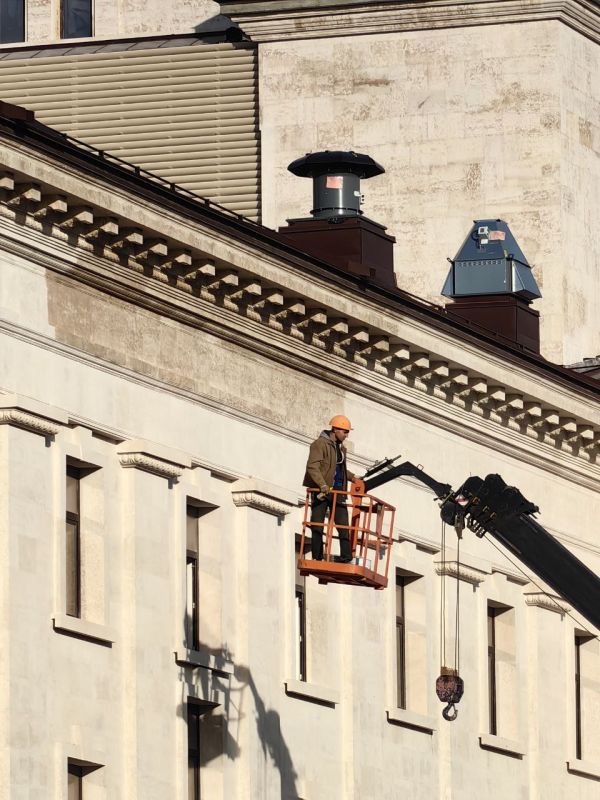 Плиты для мощения Театральной площади уже ждут свой черёд на стройплощадке Плиты для мощения Театральной площади уже ждут свой черёд на стройплощадке