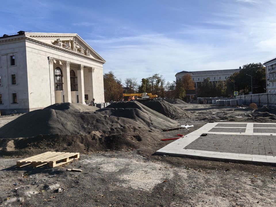 Плиты для мощения Театральной площади уже ждут свой черёд на стройплощадке