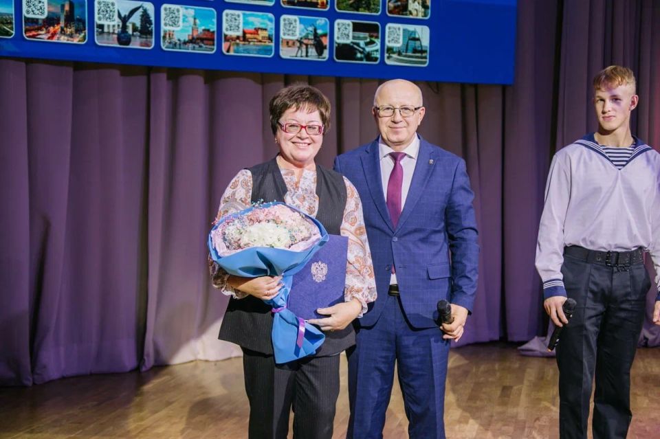 С профессиональным праздником педагогический состав города Мариуполя поздравили Губернатор Санкт-Петербурга Александр Дмитриевич Беглов и Председатель Законодательного Собрания Александр Николаевич Бельский С профессиональным праздником педагогический состав города Мариуполя поздравили Губернатор Санкт-Петербурга Александр Дмитриевич Беглов и Председатель Законодательного Собрания Александр Николаевич Бельский