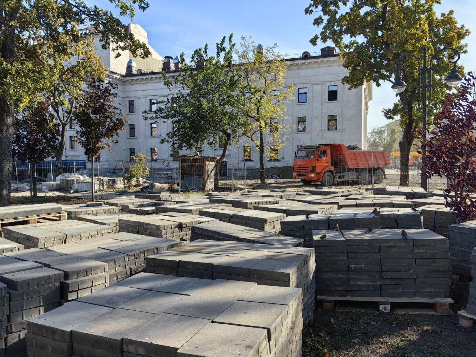 Плиты для мощения Театральной площади уже ждут свой черёд на стройплощадке Плиты для мощения Театральной площади уже ждут свой черёд на стройплощадке