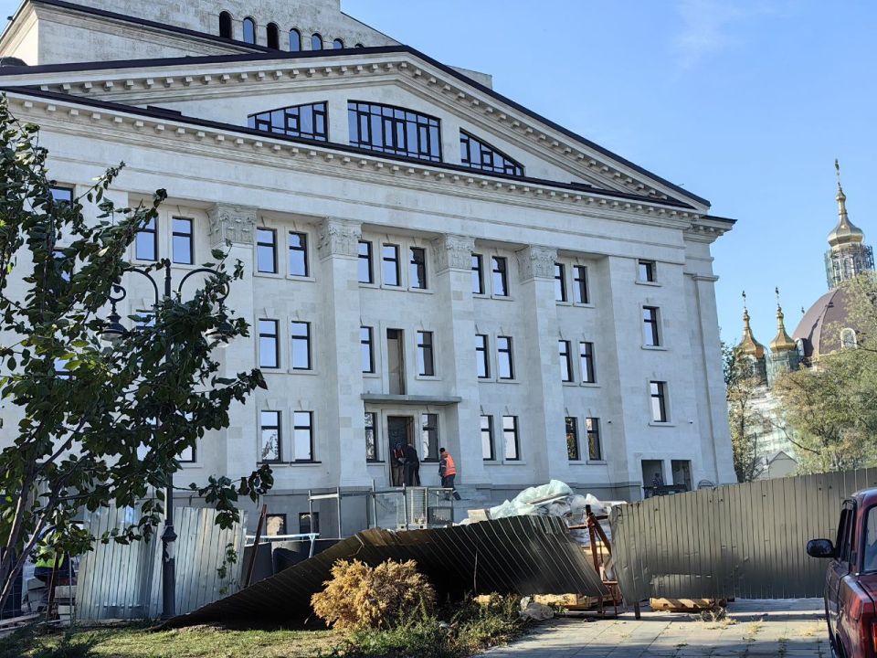 Плиты для мощения Театральной площади уже ждут свой черёд на стройплощадке Плиты для мощения Театральной площади уже ждут свой черёд на стройплощадке