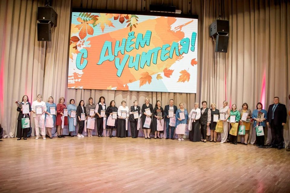 С профессиональным праздником педагогический состав города Мариуполя поздравили Губернатор Санкт-Петербурга Александр Дмитриевич Беглов и Председатель Законодательного Собрания Александр Николаевич Бельский