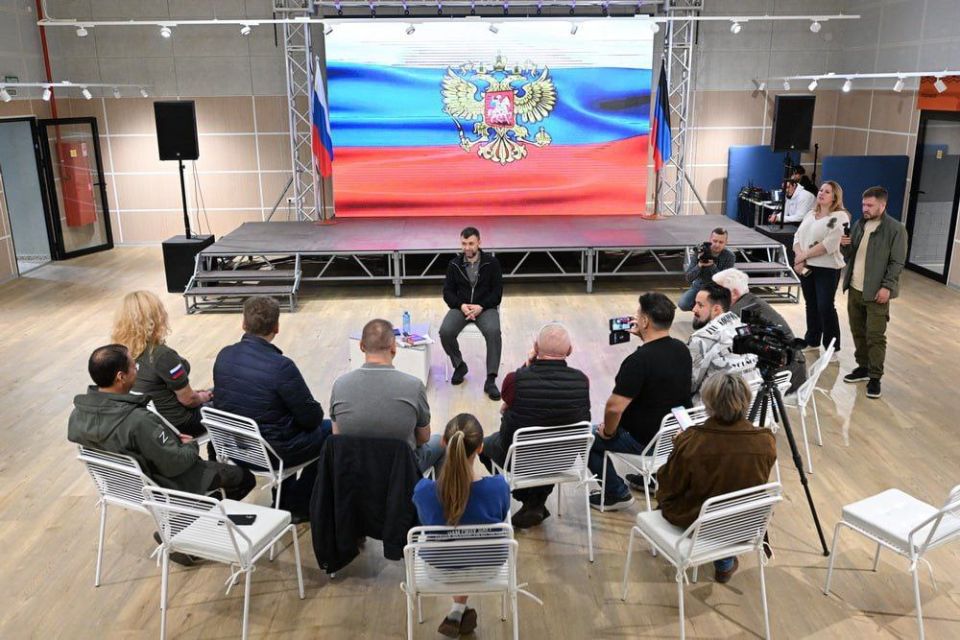 Денис Пушилин: Вместе с российскими журналистами и блогерами посетили отстроенную после украинской агрессии Волноваху