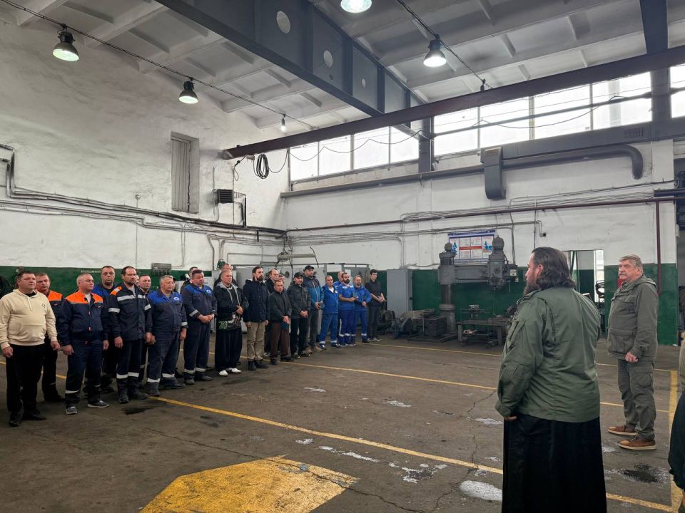 Председатель Законодательного собрания Санкт-Петербурга Александр Бельский встретился со специалистами из Петербурга, которые сейчас находятся в Мариуполе