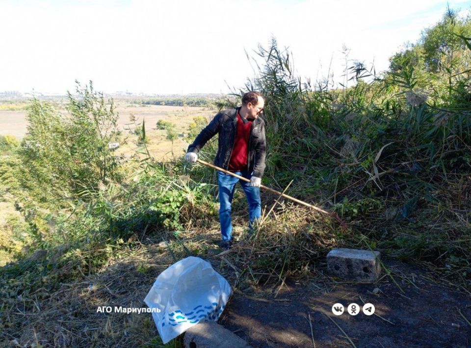 В Жовтневом районе Мариуполя провели экологическую акцию «Чистый родник» В Жовтневом районе Мариуполя провели экологическую акцию «Чистый родник»