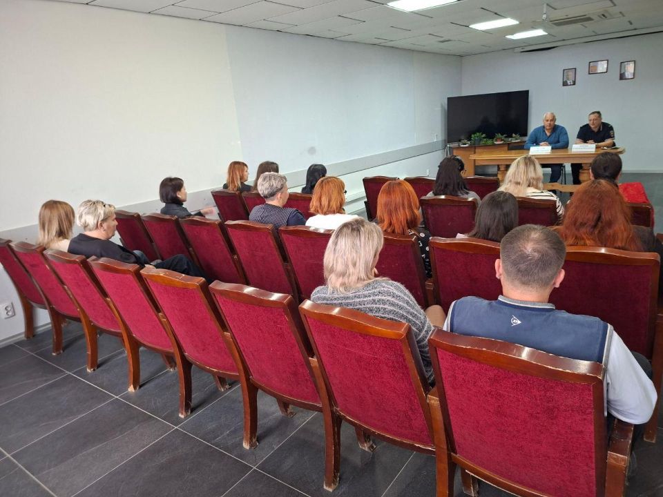 Сегодня в Управе Ильичевского внутригородского района города Мариуполь состоялась встреча жителей района с руководителем Управы Скударь Владимиром