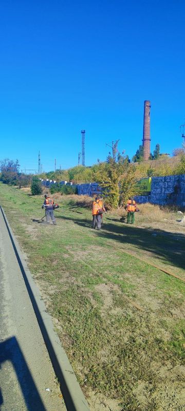 Мариупольтранс: Сотрудники службы по обслуживанию и ремонту пути МУП «МАРИУПОЛЬТРАНС» произвели покос травы общей площадью 27 270 м2
