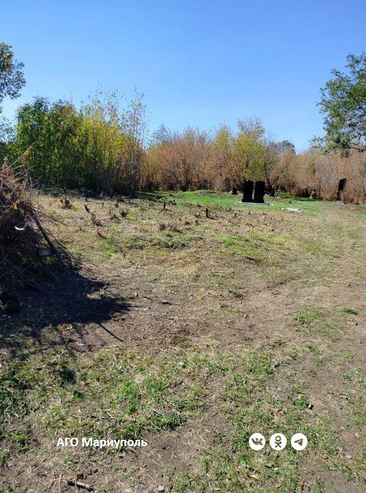 В Мариуполе коммунальщики продолжают благоустраивать ритуальные места