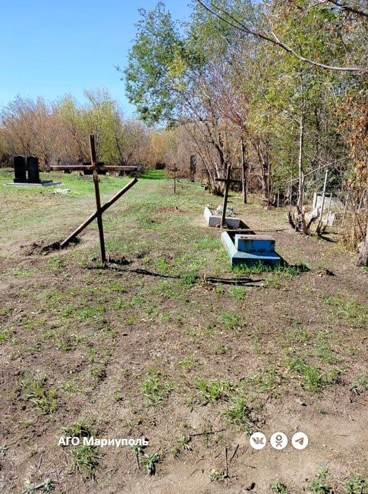 В Мариуполе коммунальщики продолжают благоустраивать ритуальные места В Мариуполе коммунальщики продолжают благоустраивать ритуальные места